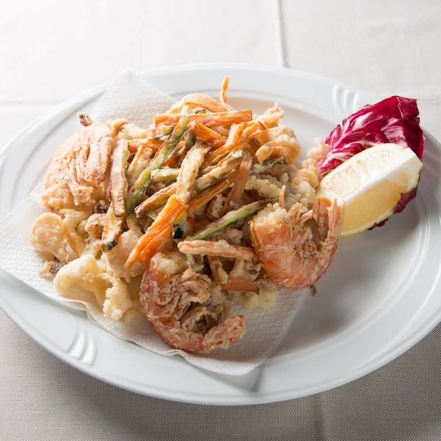 Fritto Misto Di Pesce Con Verdure Pastellate