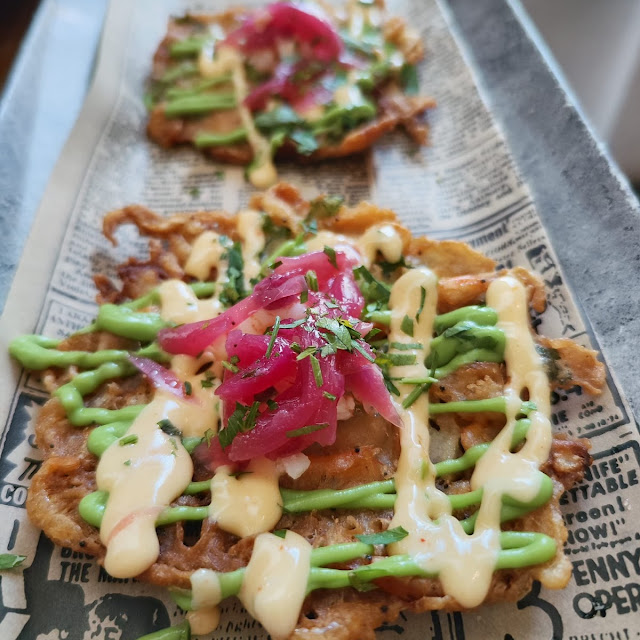 Taco de Tortilla de Camarón Crema de Aguacate Kimchi Y Gambas