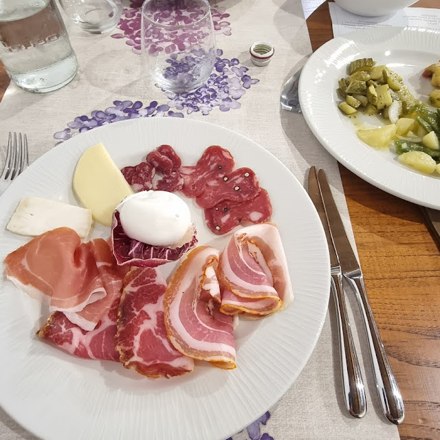 Antipasto Di Salumi E Formaggi