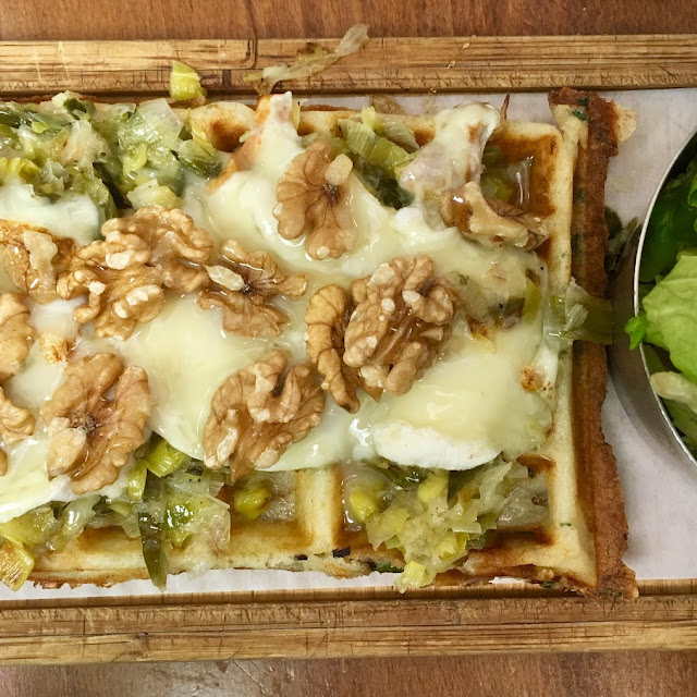 Gaufre Au Chèvre Poireaux Miel D'acacia & Noix
