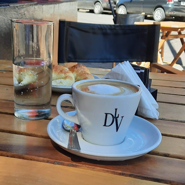 Cortado Doble Y Medialunas