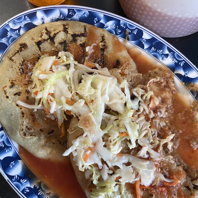 Pupusas Con Curtido Y Salsa