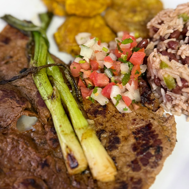 Carne Asada Con Tostones