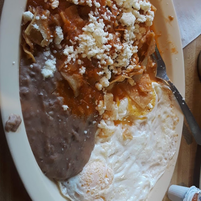 Chilaquiles Rojos Con Huevos Estrellados