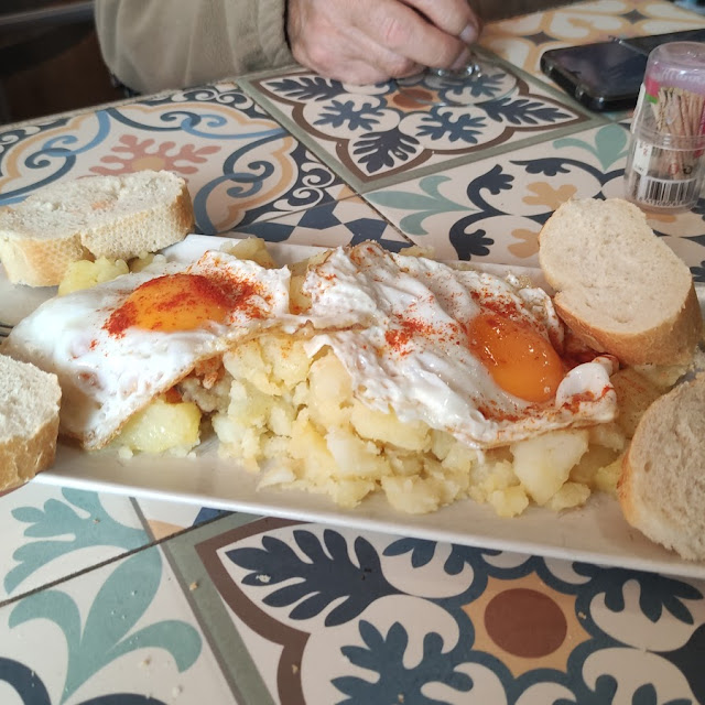 Huevos Fritos Sobre Cama de Papas Fritas Aderezado Con Pimentón