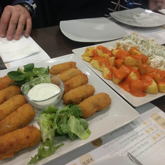 Crocretas Y Patatas Bravas Y Oili