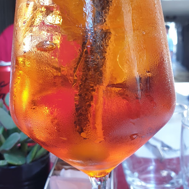 Aperol Sprizz Mit Olive