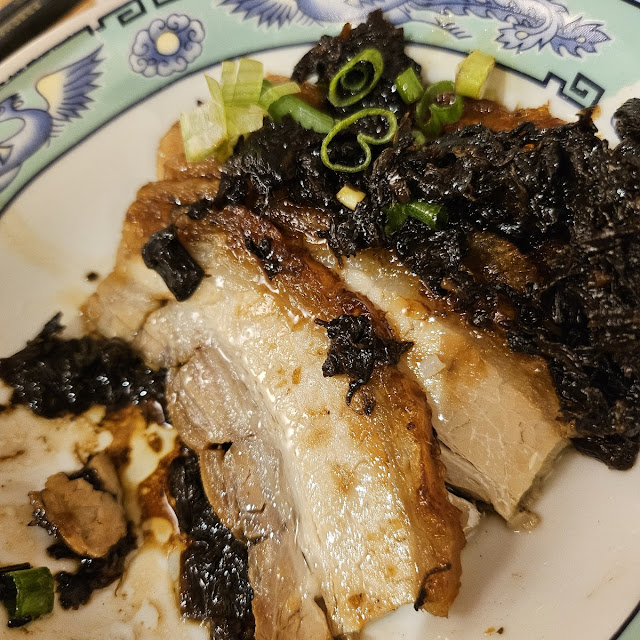 Porc À L'etouffée Sur Feuilles de Moutardes Séchées Et Riz Blanc