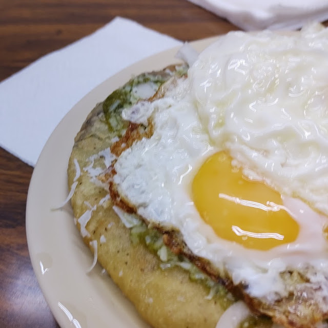 Gordita de Chicharron Con Huevos Estrellados