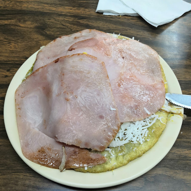 Memela de Jamón Con Huevo