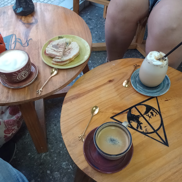 Americano Café Con Leche Y Frapuccino Tostado En Pan Árabe
