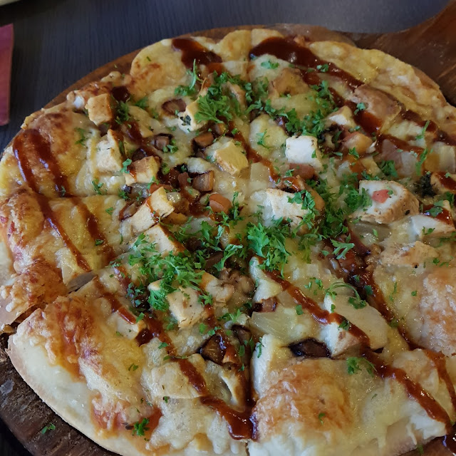 Salted Egg Chicken Pizza