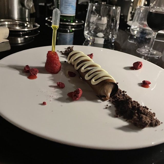 Dolce Con Sigaro Di Cioccolato Crema Al Cacao E Frutti Rossi