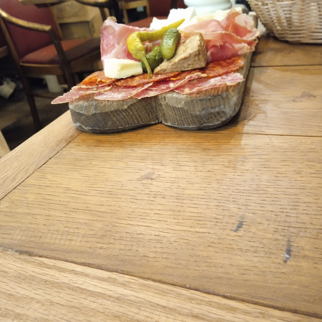 Tagliere Di Salumi E Formaggi