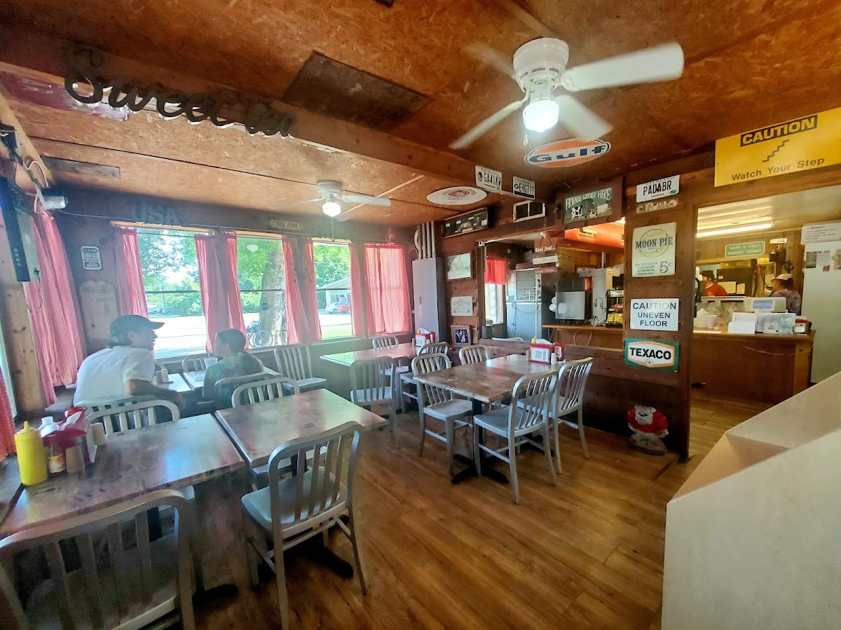 Livelys BBQ and Breakfast