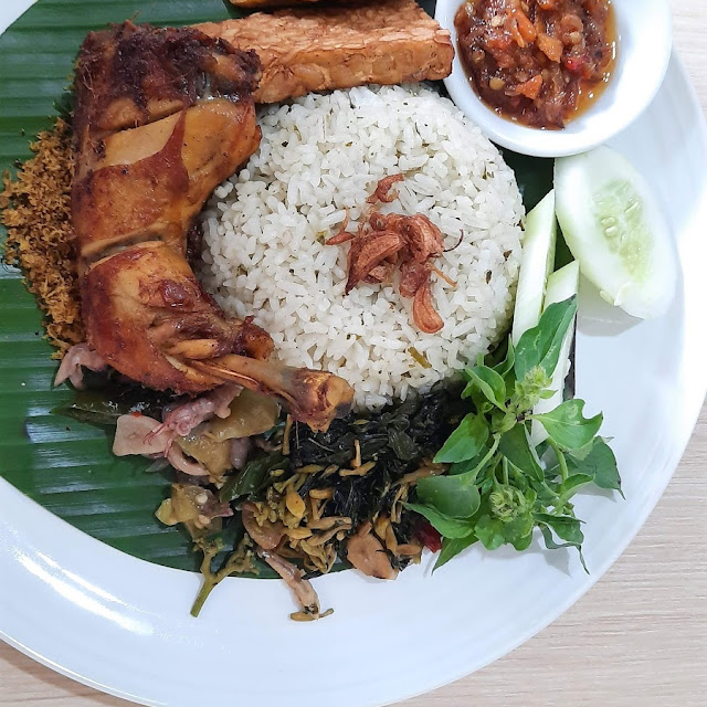 Liwetaan Ayam Goreng Serundeng