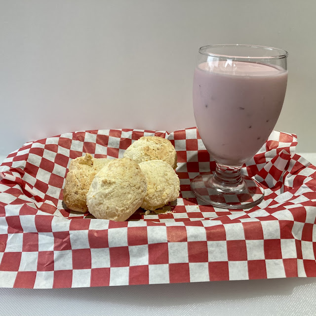 Yogurt Con Pan de Yuca