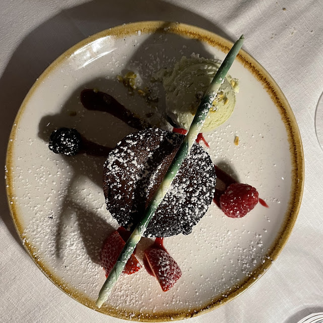 Sformatino Di Cioccolato Fondente Gelato Al Pistacchio E Coulis Di Frutti Di Bosco