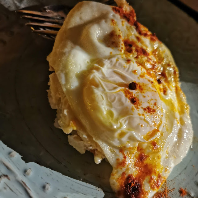 Ensaladilla Con Huevo Frito
