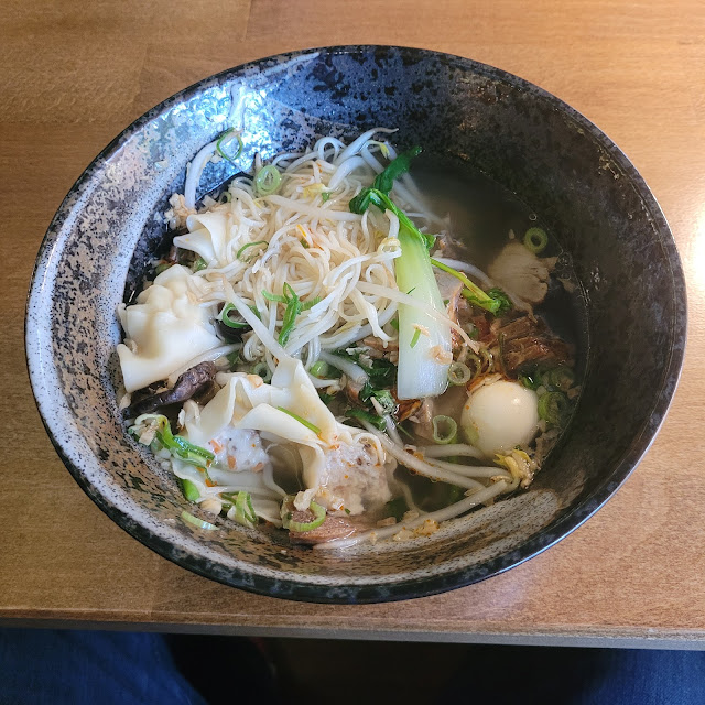 Suppe Mit Nudeln Wan Tan Entenfleisch Wachteleiern Und Gemüse