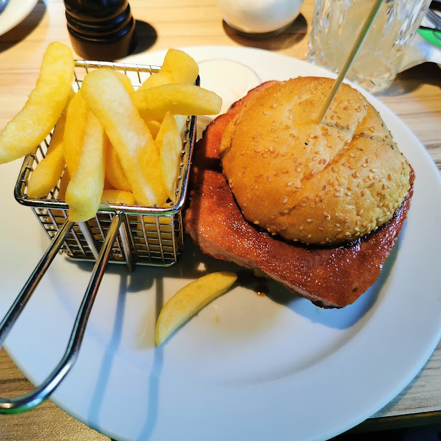 Leberkasburger Mit Bayrischkraut Und Pommes