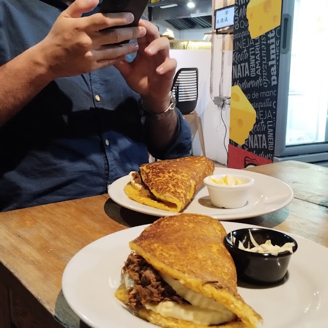Cachapa Con Quesos Y Carne Desmechada