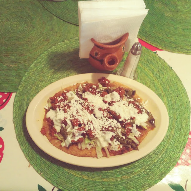 Huarache de Bisteck Con Longaniza