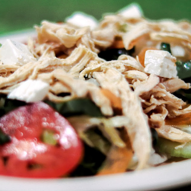 Ensalada Mixta Con Pechuga de Pollo Y Queso Panela