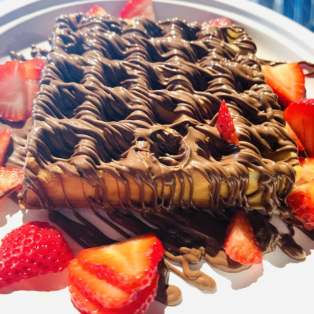 Waffle with Nutella & Strawberries
