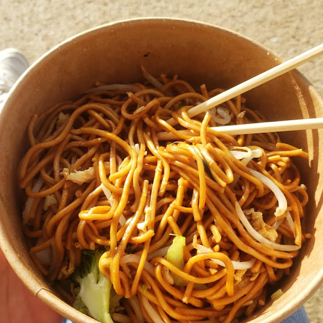 Nouilles Sautées Aux Légumes À Emporter