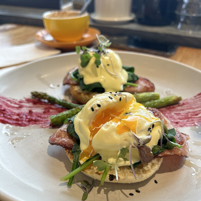 Eggs Benedict with Bacon