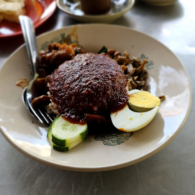 nasi lemak sotong 蘇東椰漿飯