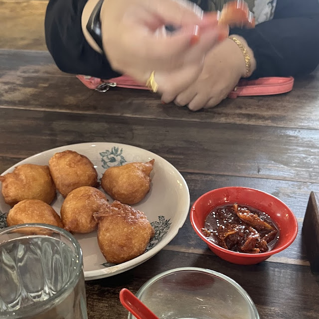 cucur manis sambal bilis 甜炸餅配叁拜江魚仔