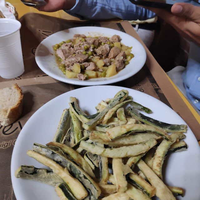 Spezzatino Di Tacchino Con Patate E Piselli È Melanzane E Zucchine In Padella