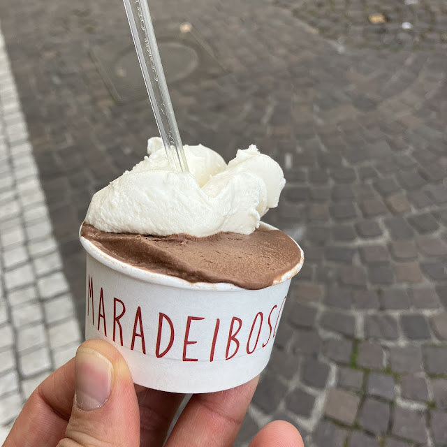 Coppetta Con Gusto Mystica Mandorla Salata Con Composta Albicocca Coppa d'Avorio E Panna In Cima