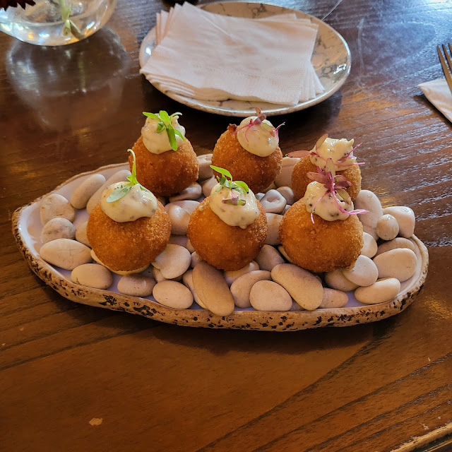 Mac and Cheese Bitterballen