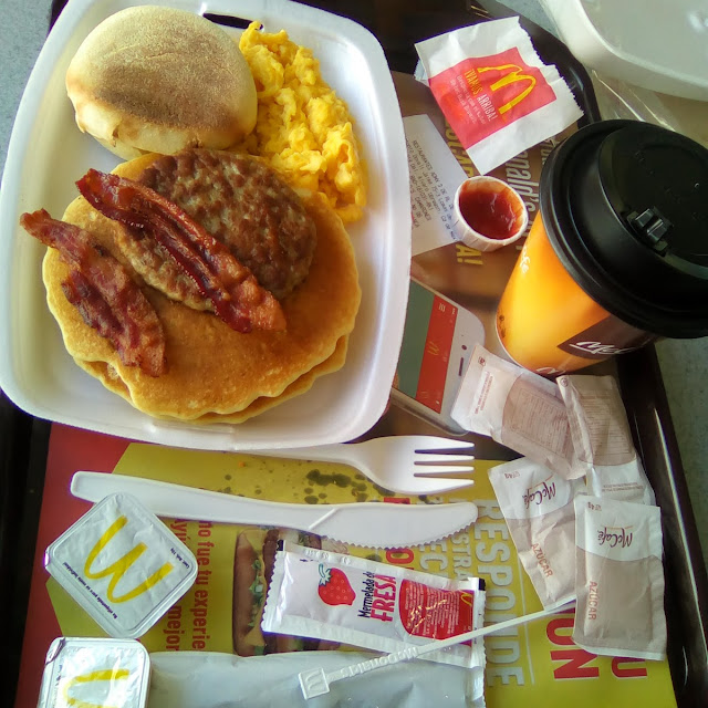 Hot Cakes Con Salchicha Y Huevo Revuelto