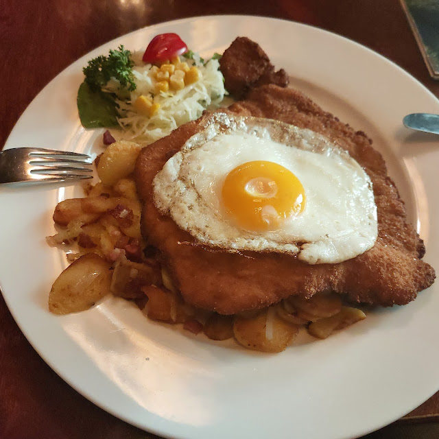 Schnitzel Mit Spiegelei Und Bratkartoffeln