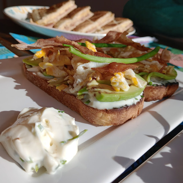 Pan de Campo Tostado Con Huevo Revuelto Palta Panceta Y Ciboulette