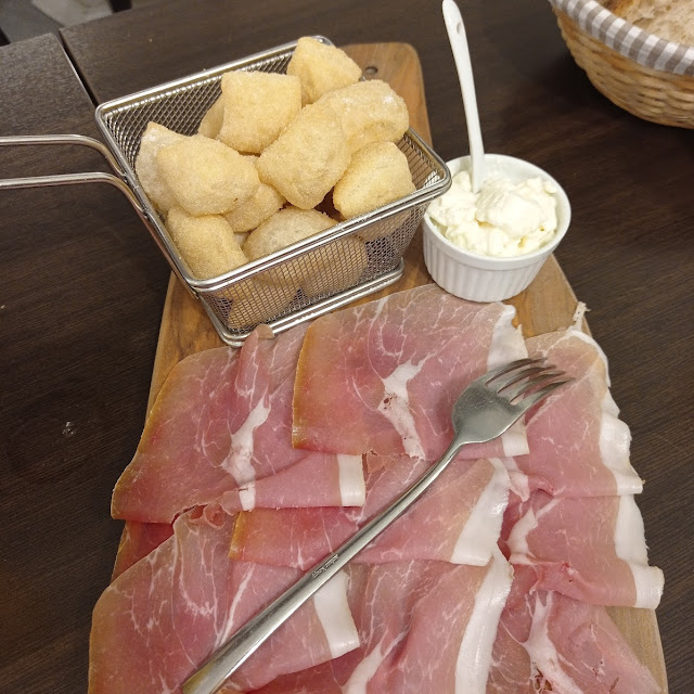 Coccoli Con Stracchino E Crudo