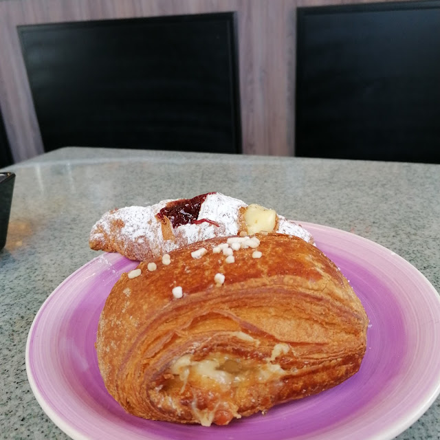 Cornetti Con Marmellata Di Frutti Di Bosco