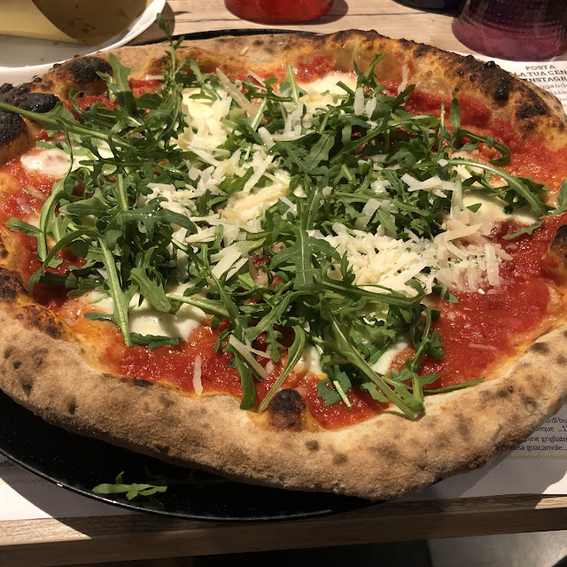Margherita Con Mozzarella Di Bufala Rucola E Scaglie