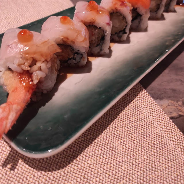 Uramaki Tiger Roll Gambero Fritto Con Maionese Salmone E Branzino all'esterno