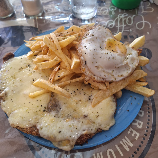Milanesa de Carne Con Muzzarella Gratinada Y Papas Fritas A Caballo