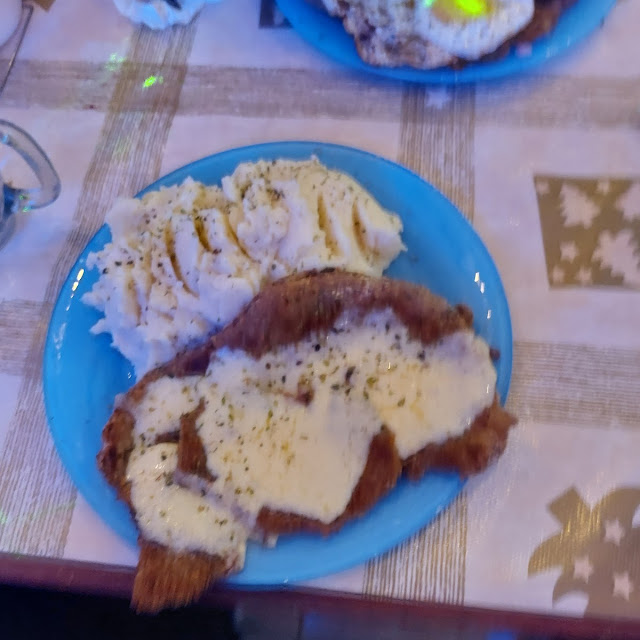 Milanesa de Carne Con Muzzarella Gratinada Y Puré de Papas