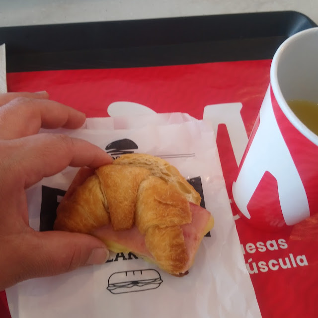 Promo Media Luna Con Jamón Y Queso de Copentin Mass Un Jugo
