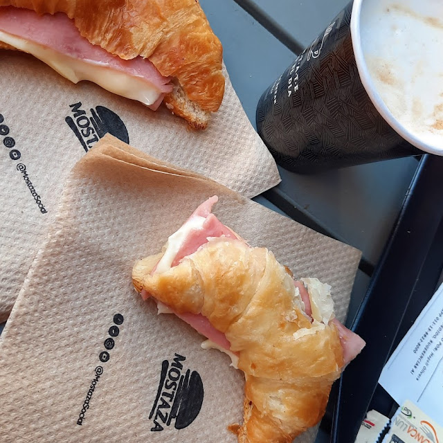Cafe Con Leche Y Medialunas Con Jamón Y Queso