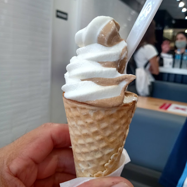 Cono Doble de Vainilla Y Dulce de Leche