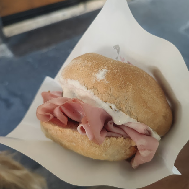 Panino Mortadella Burrata E Granella Di Pistacchi