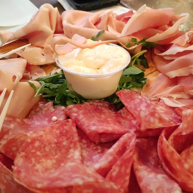 Tagliere Misto Di Salumi E Crescenza